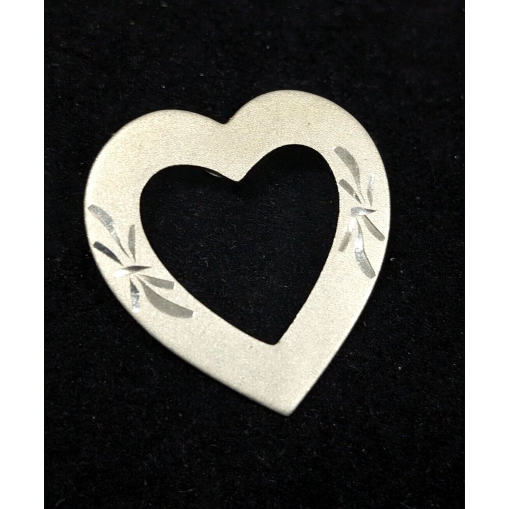 Vintage‎ Silver Tone Filigree Matte Heart Pin Brooch Classic Retro